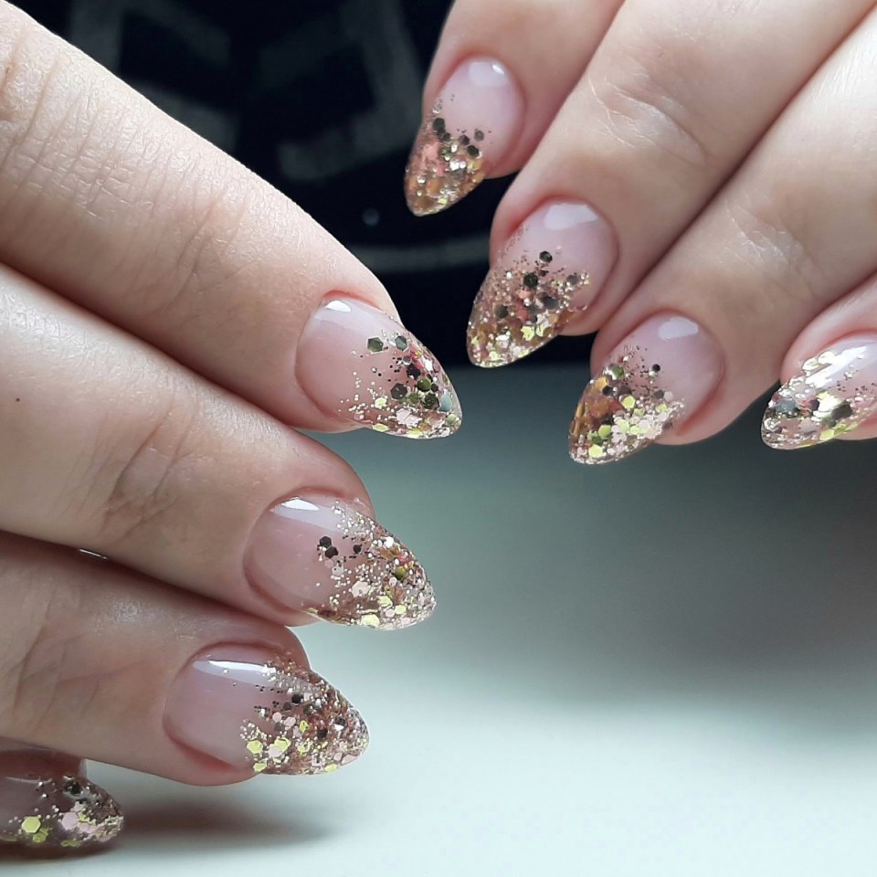 Маникюр на прозрачной основе с блестками