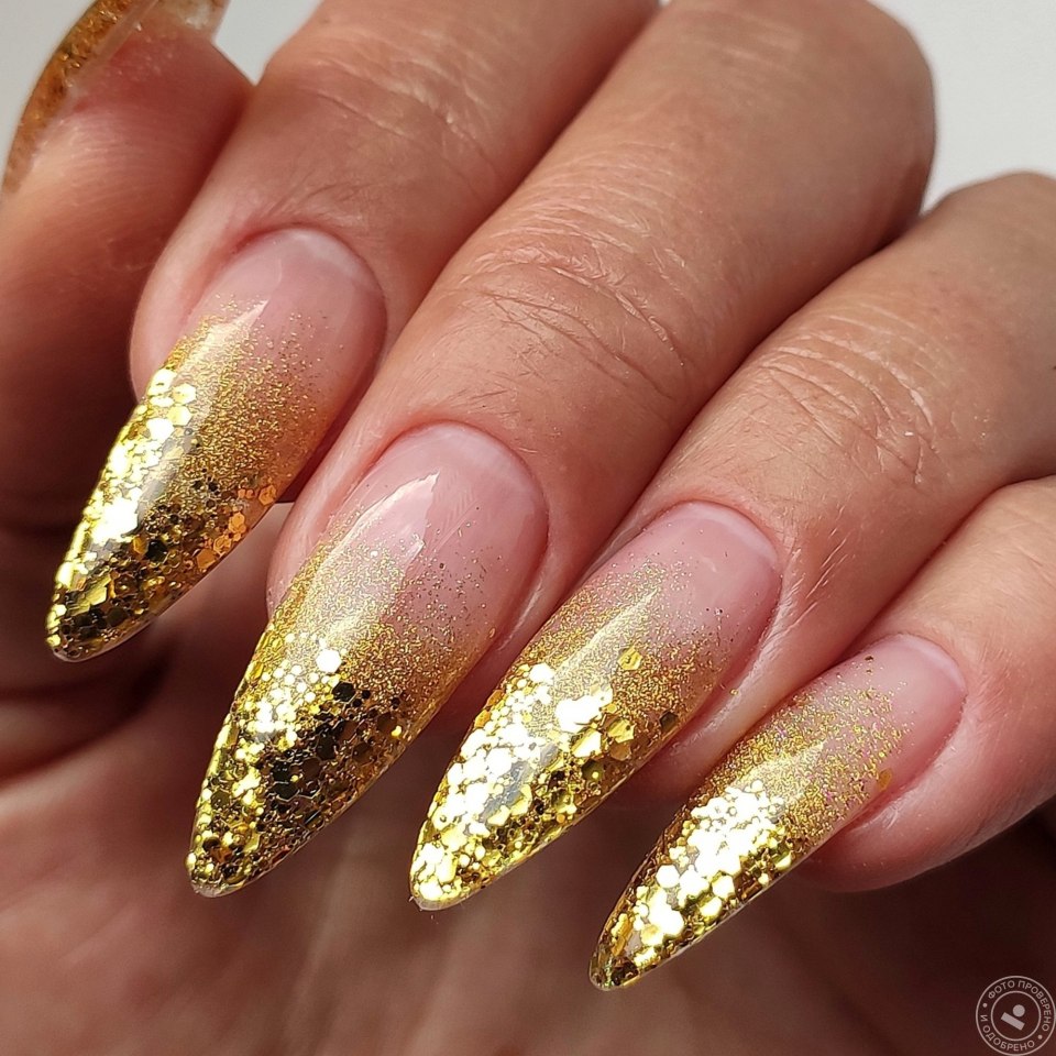Ногти с золотыми блестками