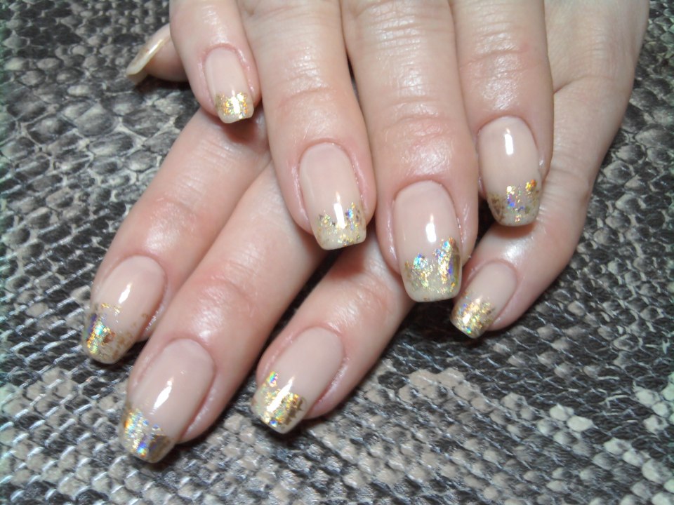 Осенний маникюр френч с блестками