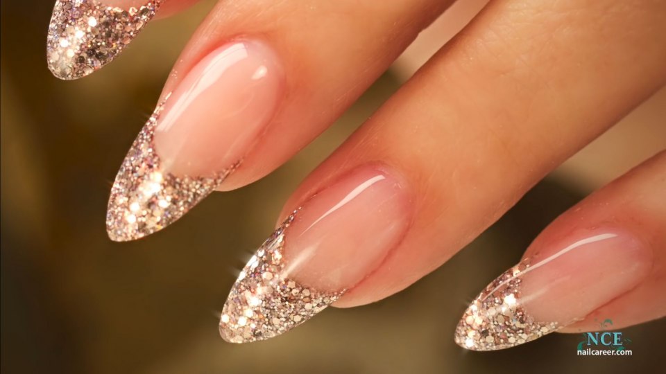 Френч глиттером на миндаль