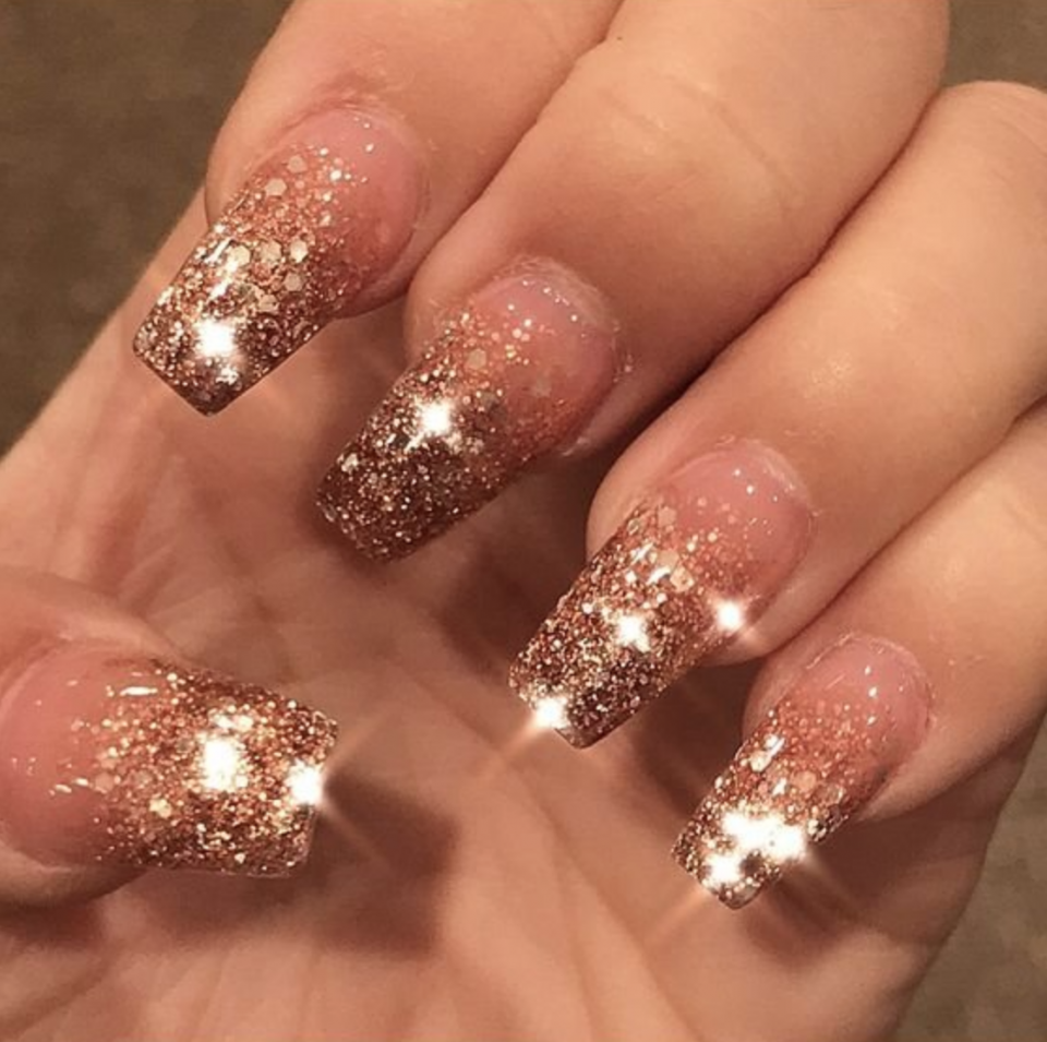 Французский маникюр с блестками