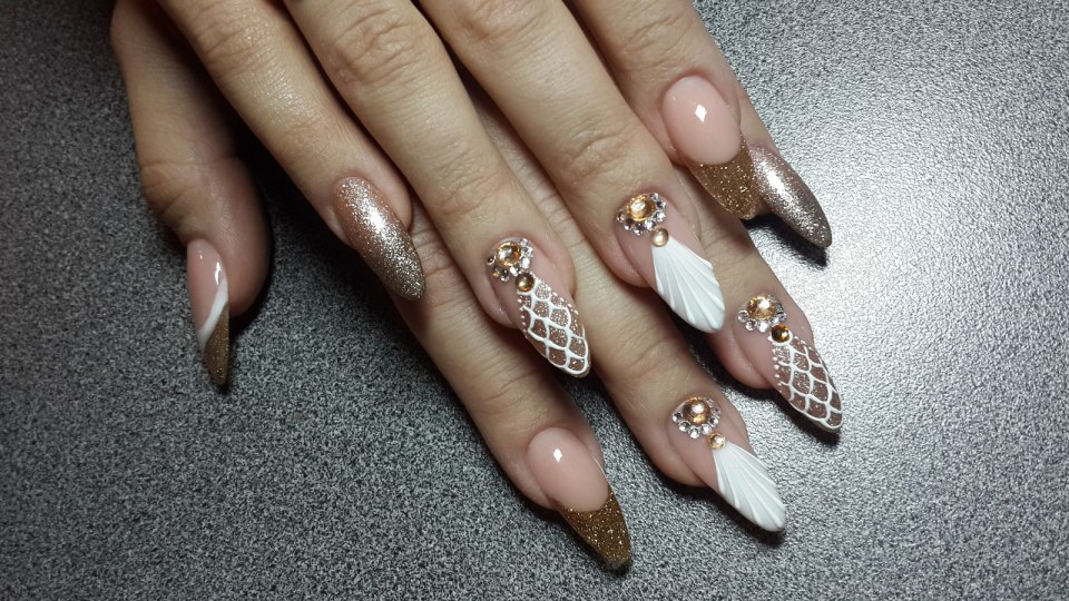Ногти с золотыми блестками