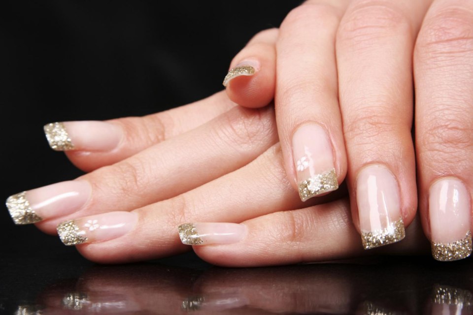 Дизайн ногтей с золотом прозрач