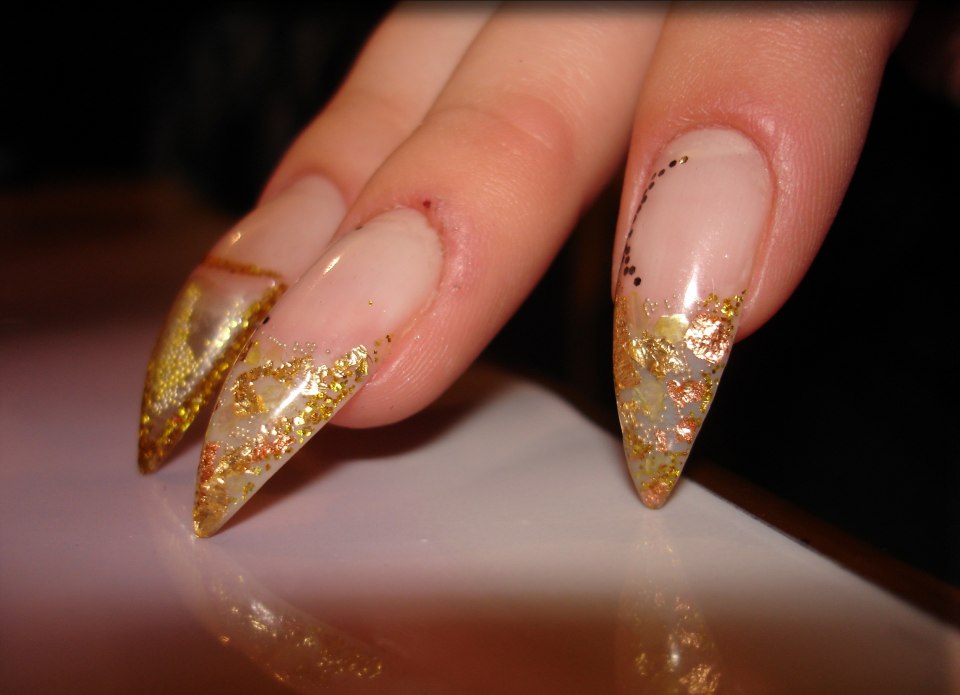 Маникюр с фольгой на острые ногти