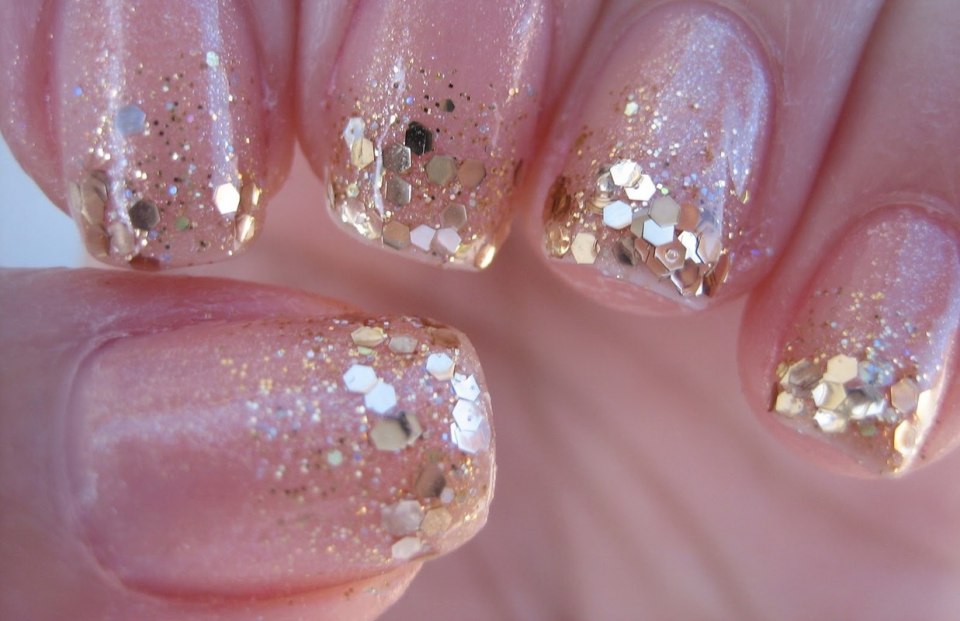 Прозрачные ногти с крупными блестками