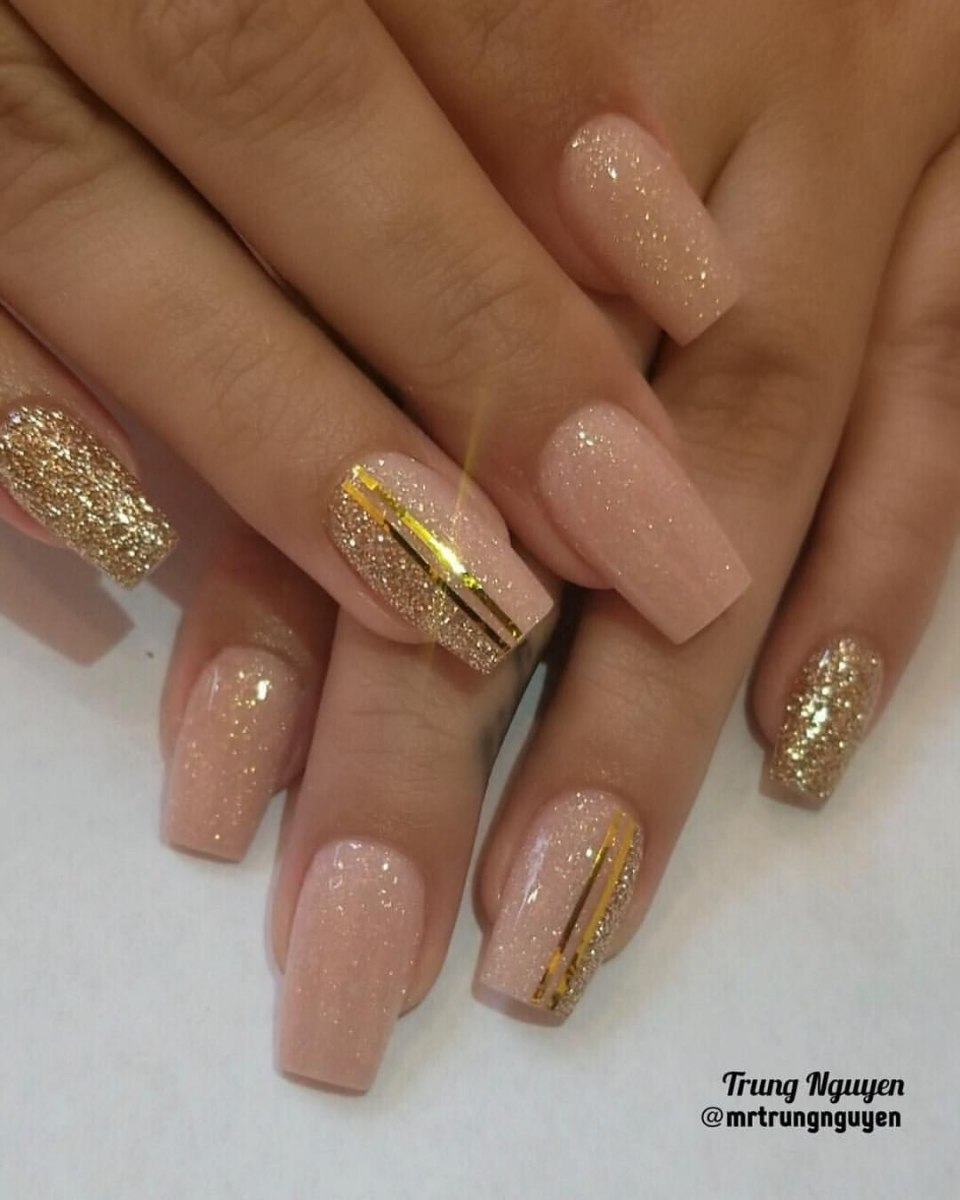 Золотой френч на ногтях