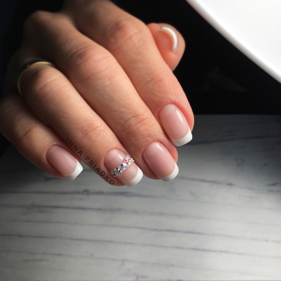 Маникюр со стразами у кутикулы