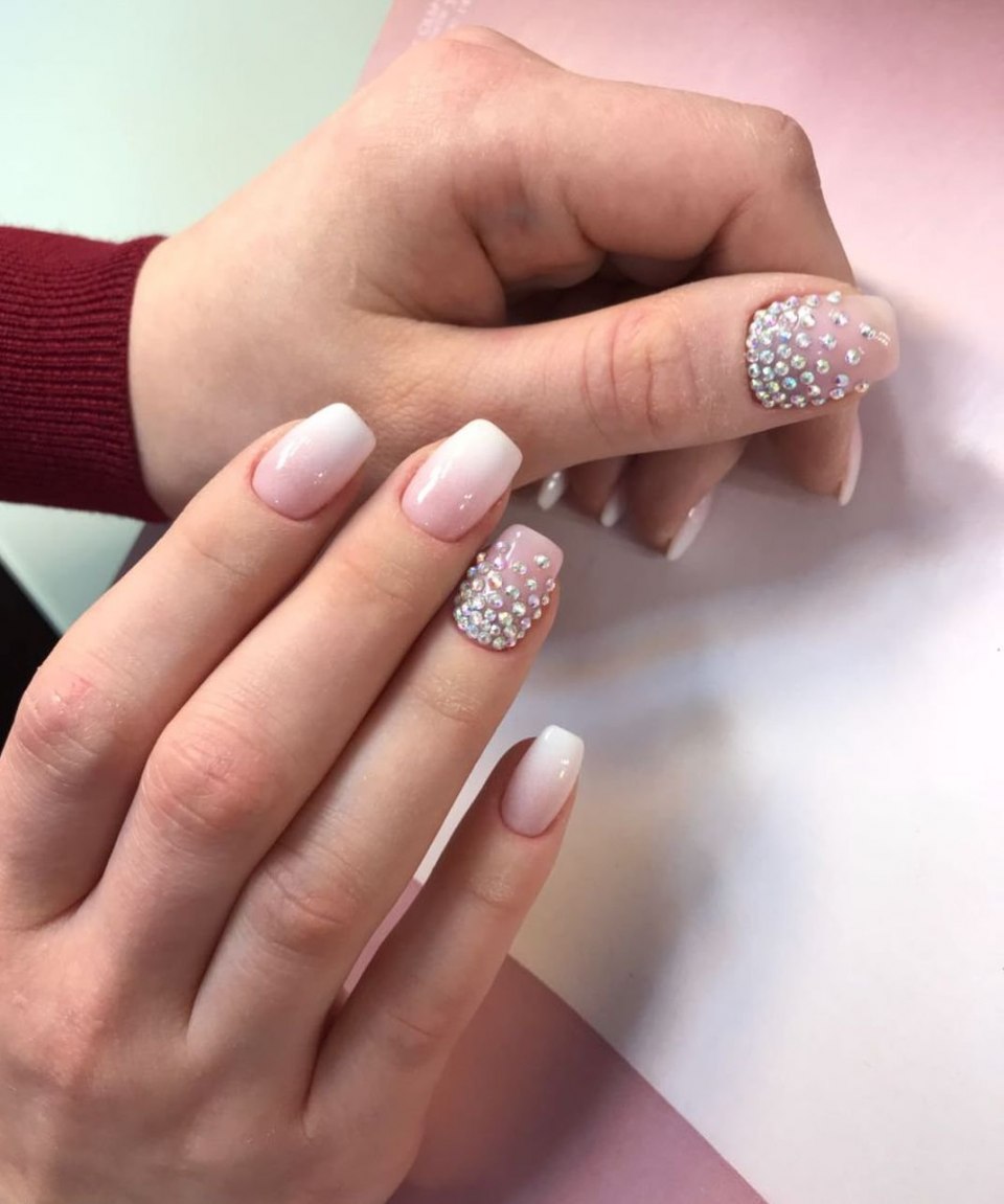 Маникюр со стразами на короткие ногти