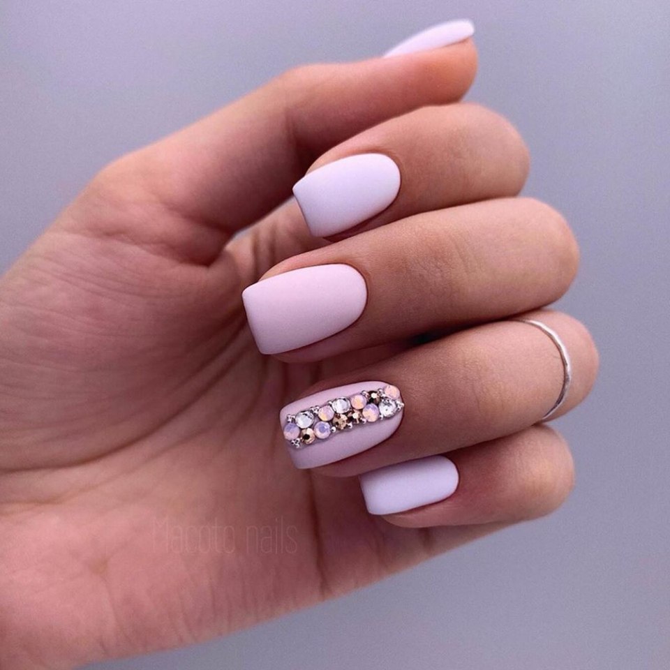 Маникюр со стразами на безымянном пальце