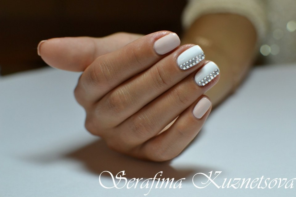Маникюр в пастельных тонах со стразами