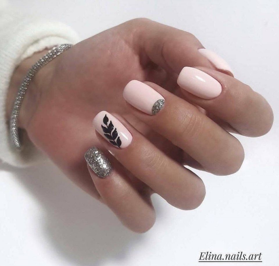 Ногти бежевые с блестками и стразами