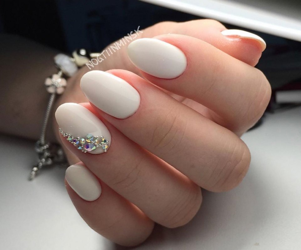 Маникюр со стразами на короткие ногти