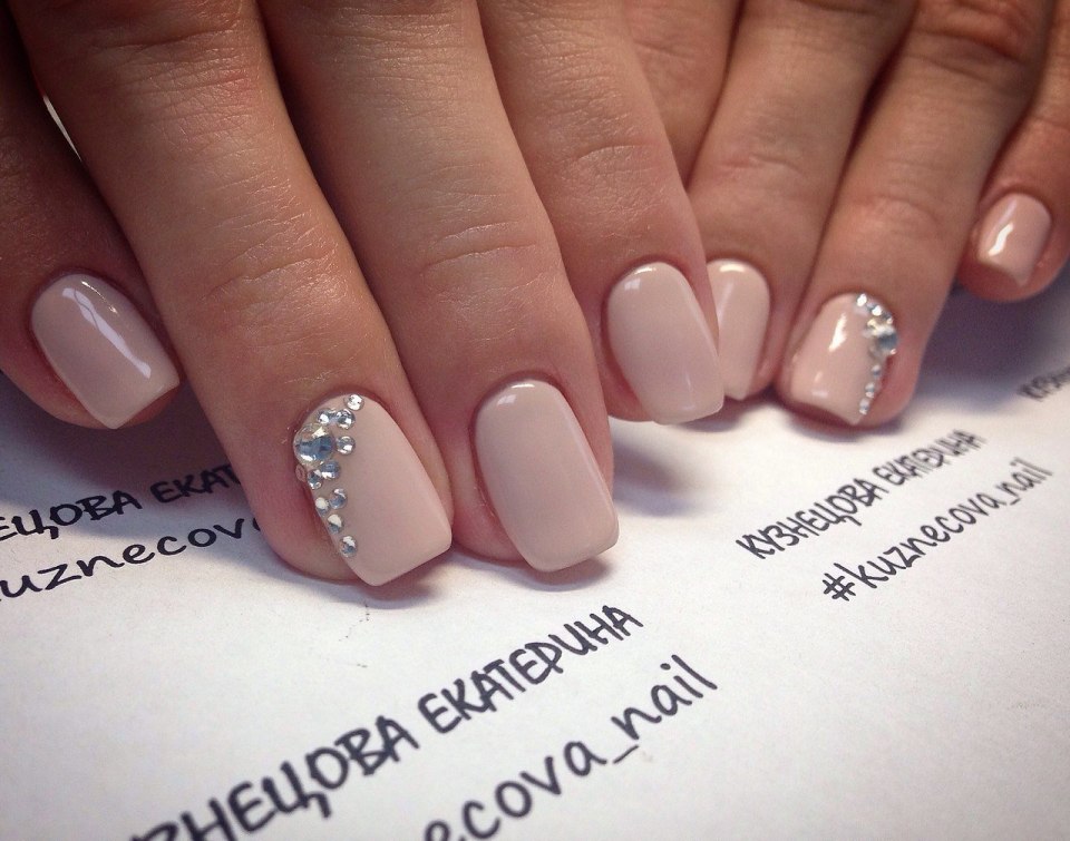 Молочный маникюр с наклейками