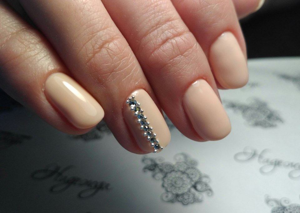 Французский маникюр со стразами на безымянном