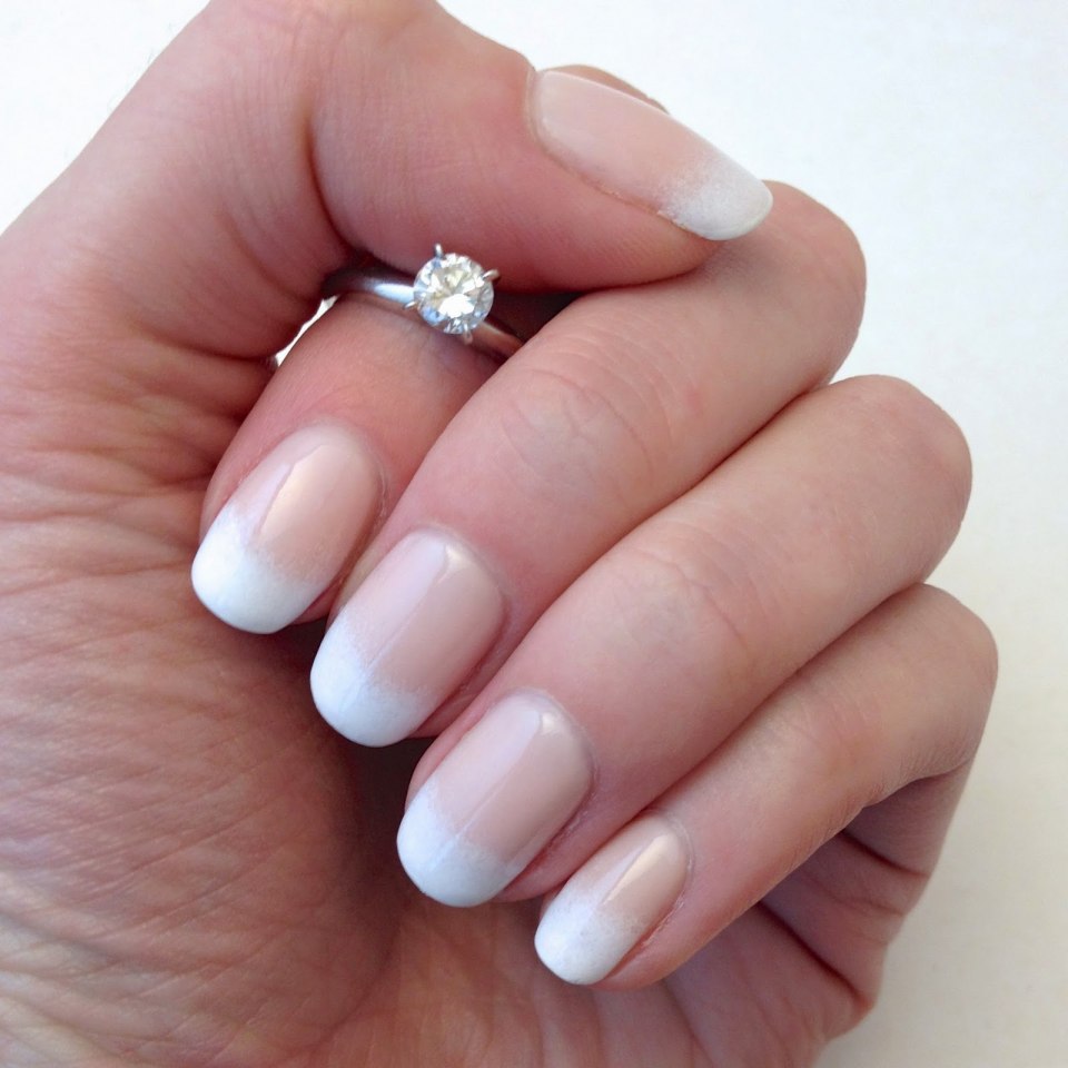 Бежевый маникюр с акцентом