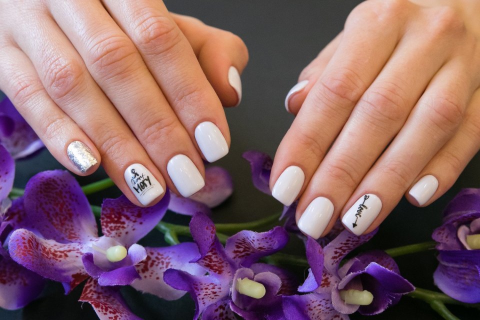 Девушка с маникюром