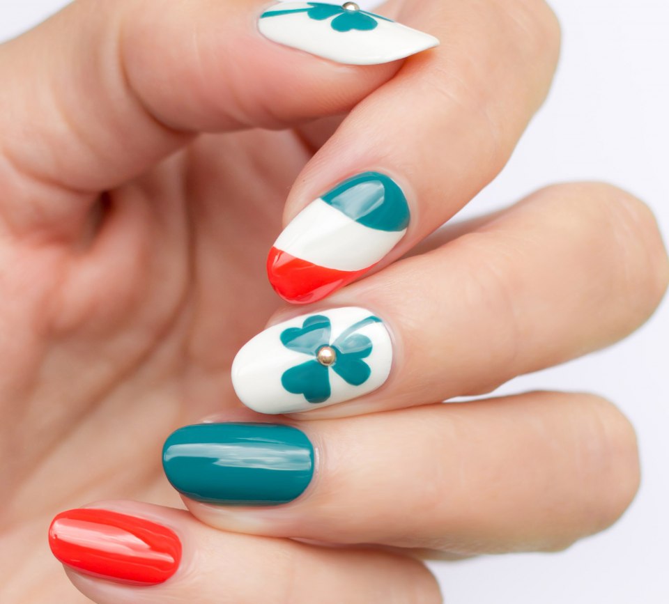 Нежный маникюр с веточкой