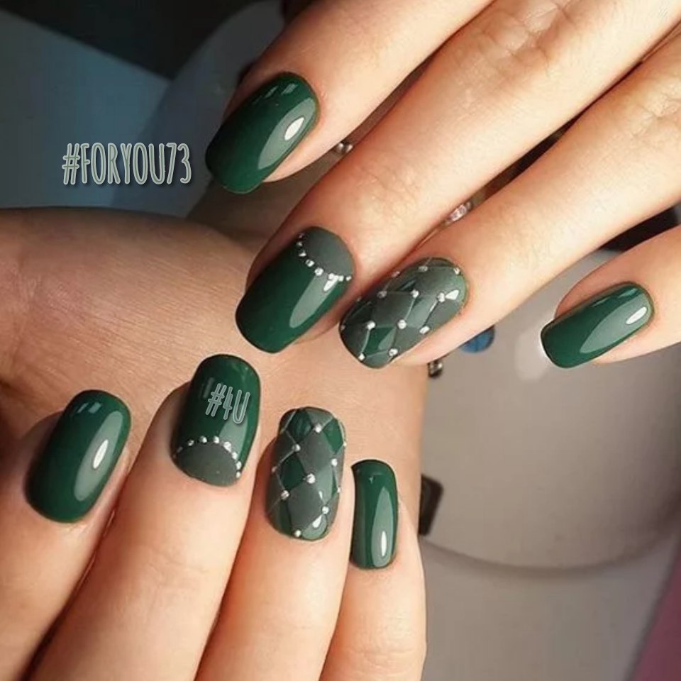 Изумрудно серебристый маникюр