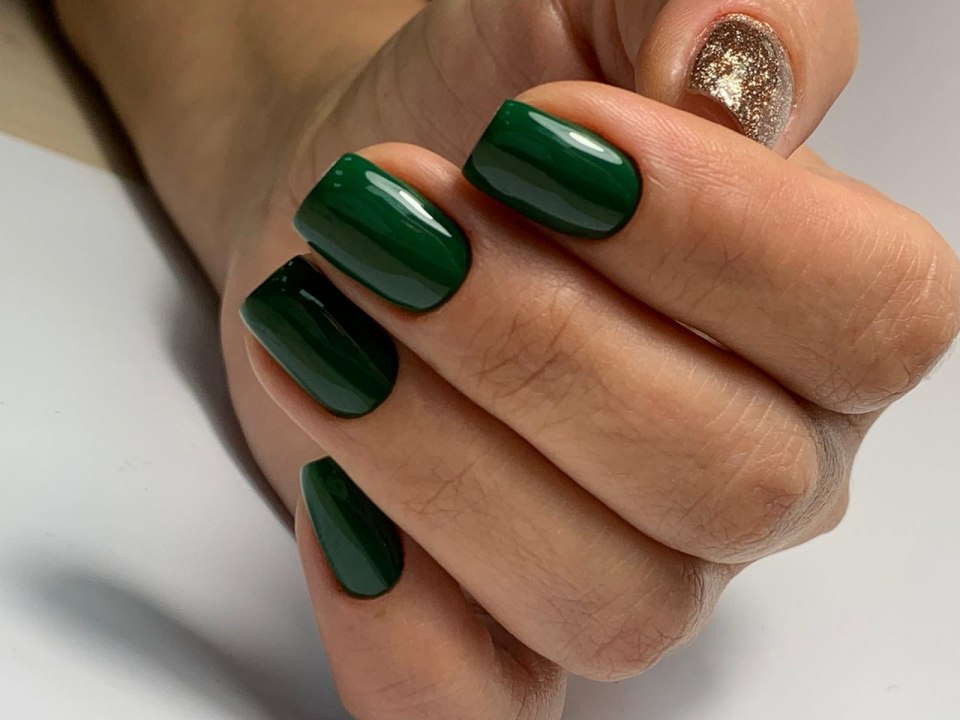 Маникюр коричневый с зеленым