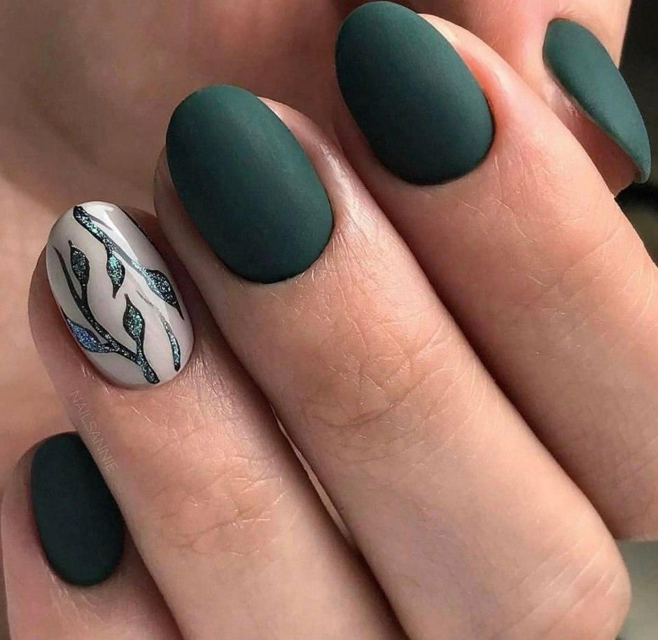 Ногти бежевые с зеленым