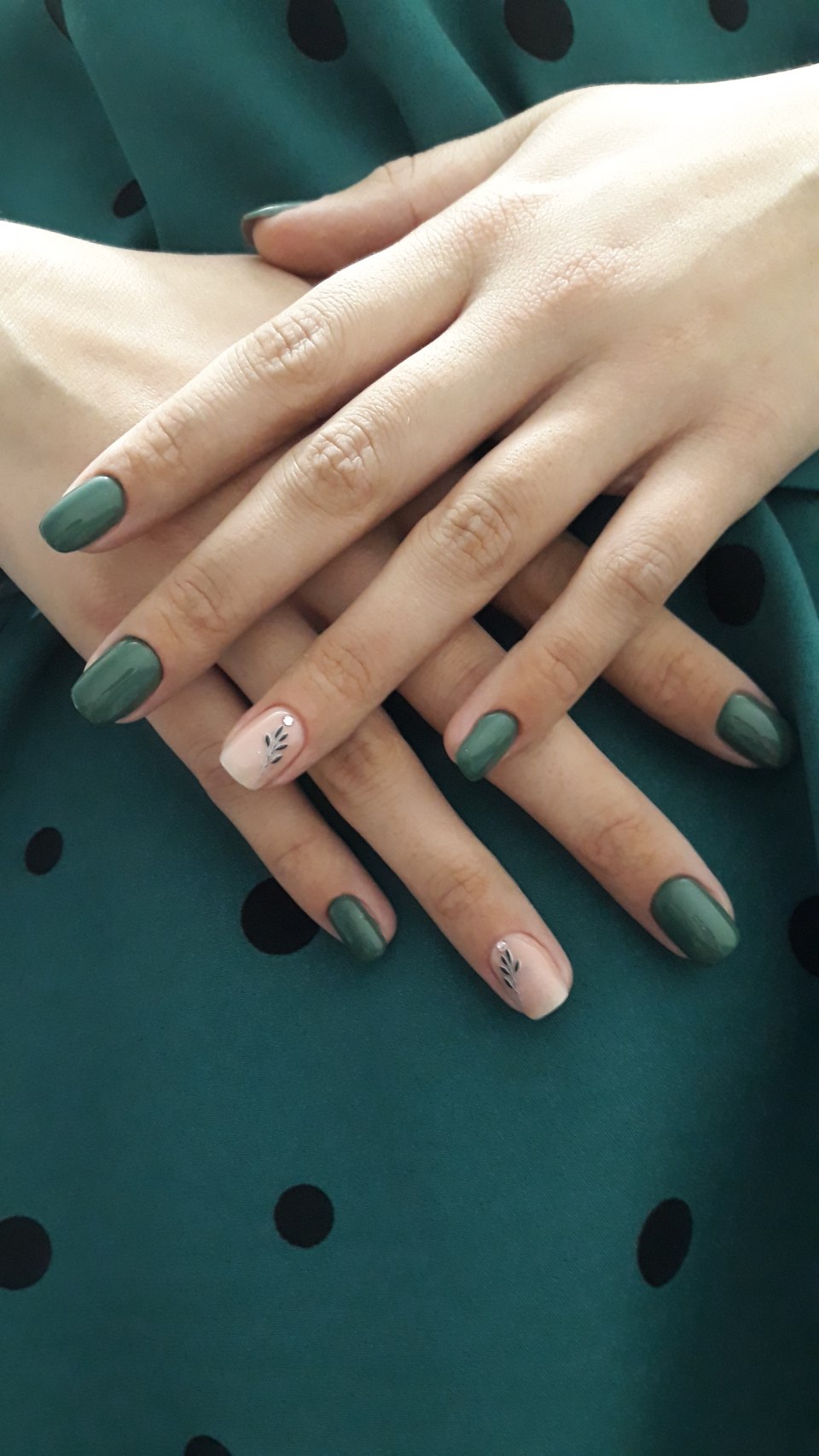 Ногти миндалевидные зеленые