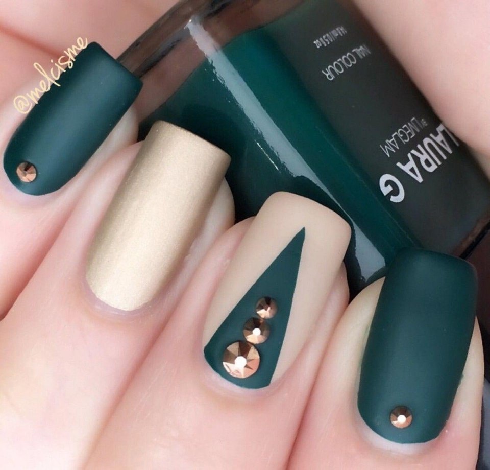 Изумрудный маникюр на миндалевидных ногтях