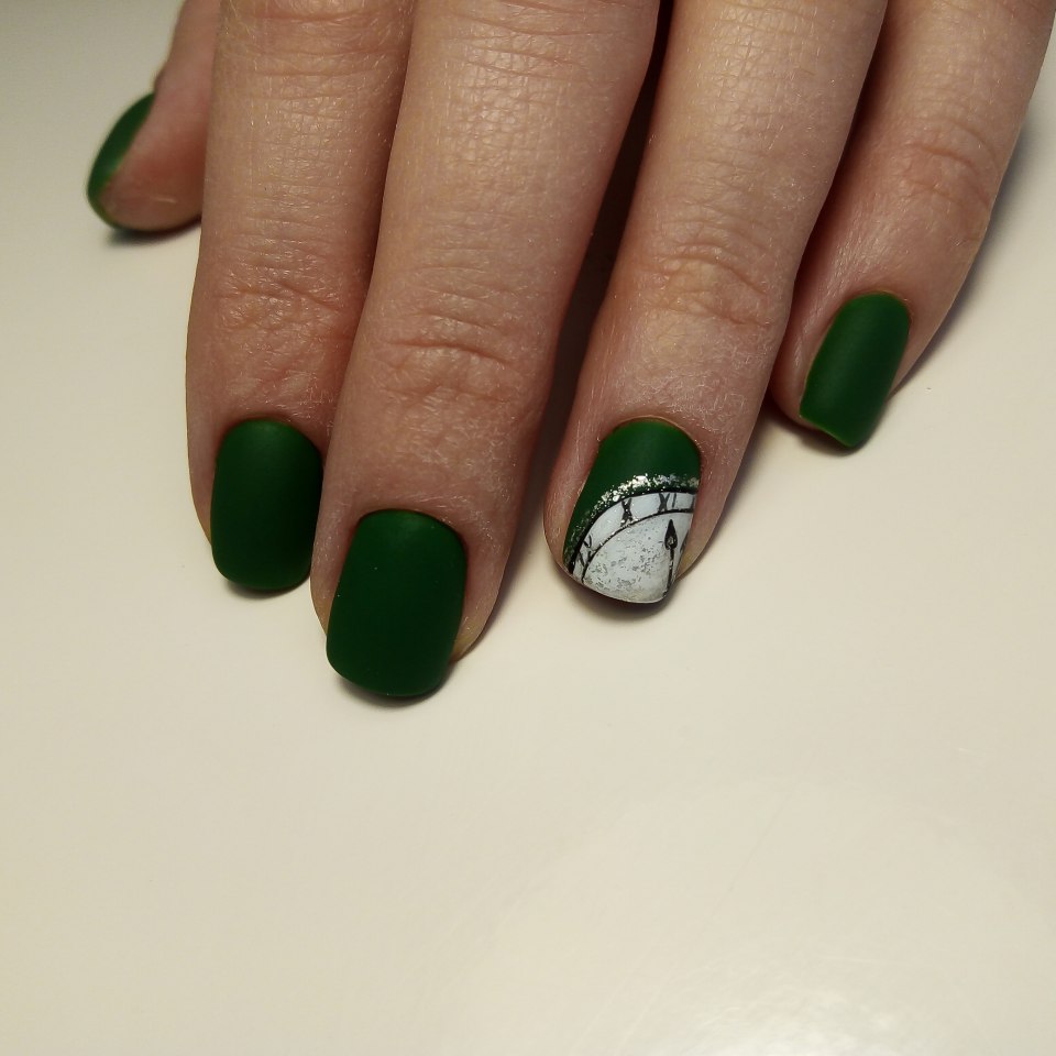 Зеленая геометрия на ногтях