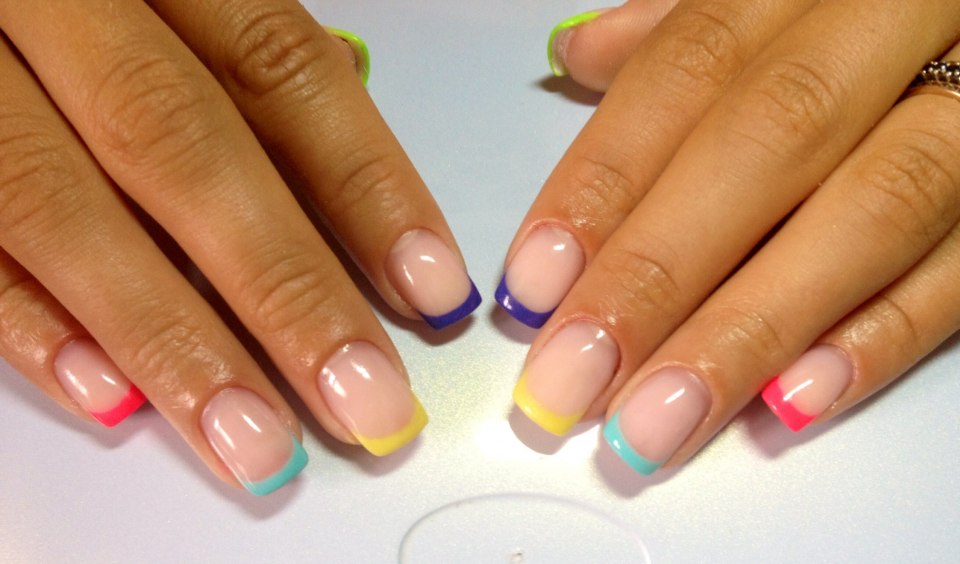 Маникюр френч цветной