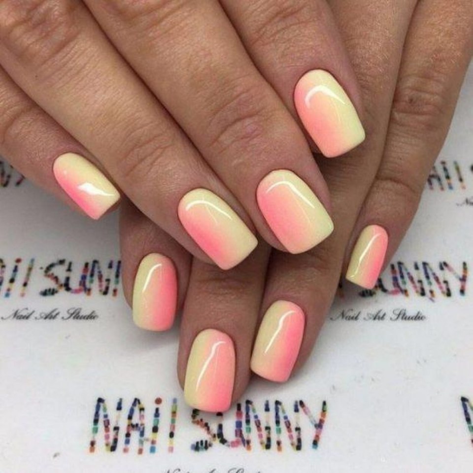 Маникюр омбре персиковый вертикальный
