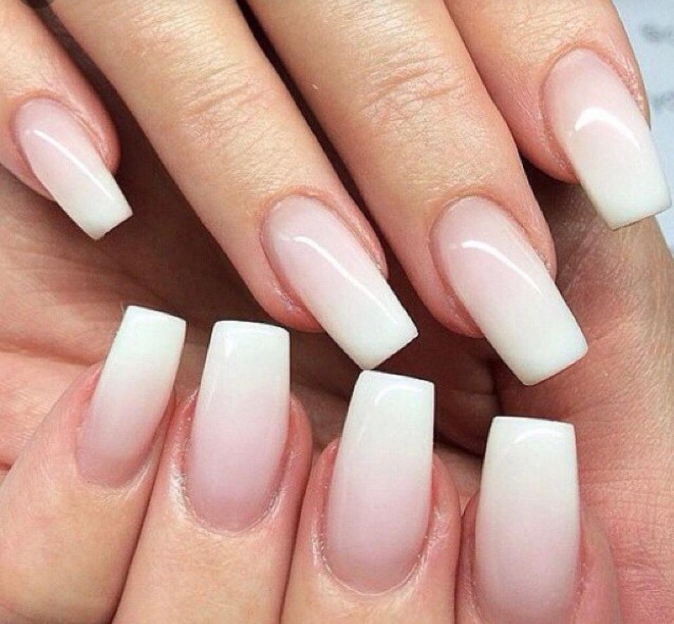 Голубое омбре на ногтях