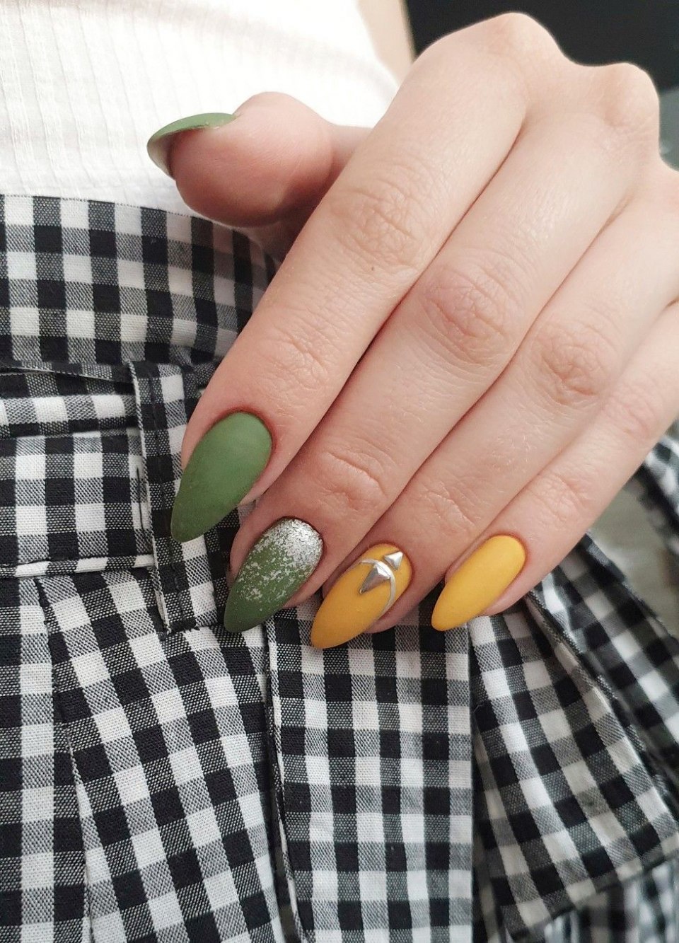 Маникюр хаки с желтым