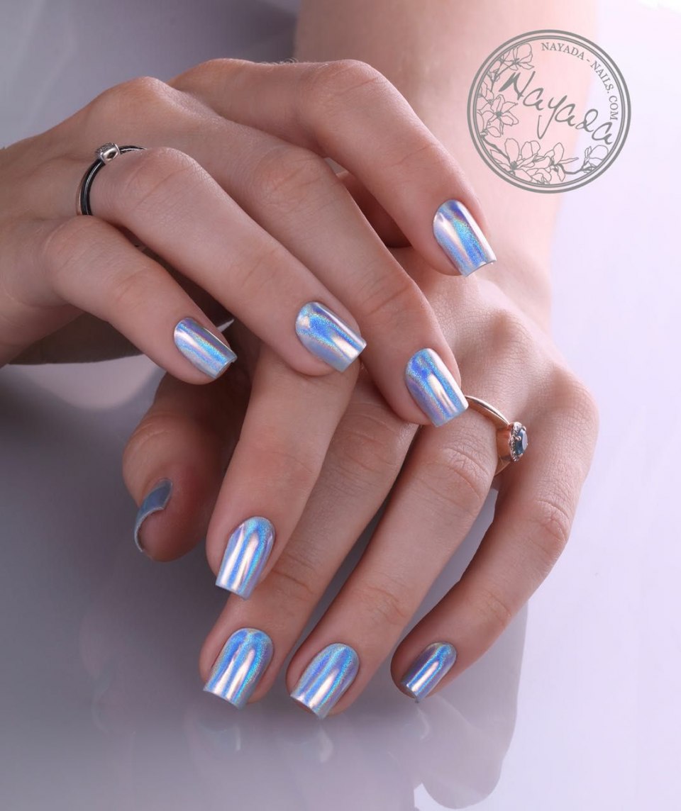 Голубой зеркальный маникюр