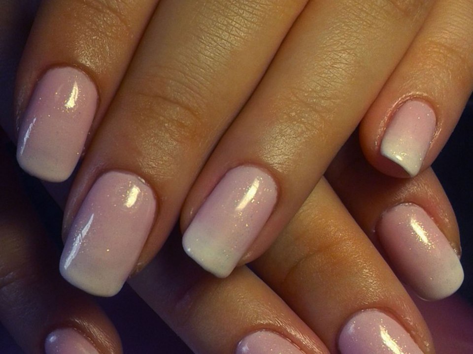 Маникюр французский с растяжкой цвета
