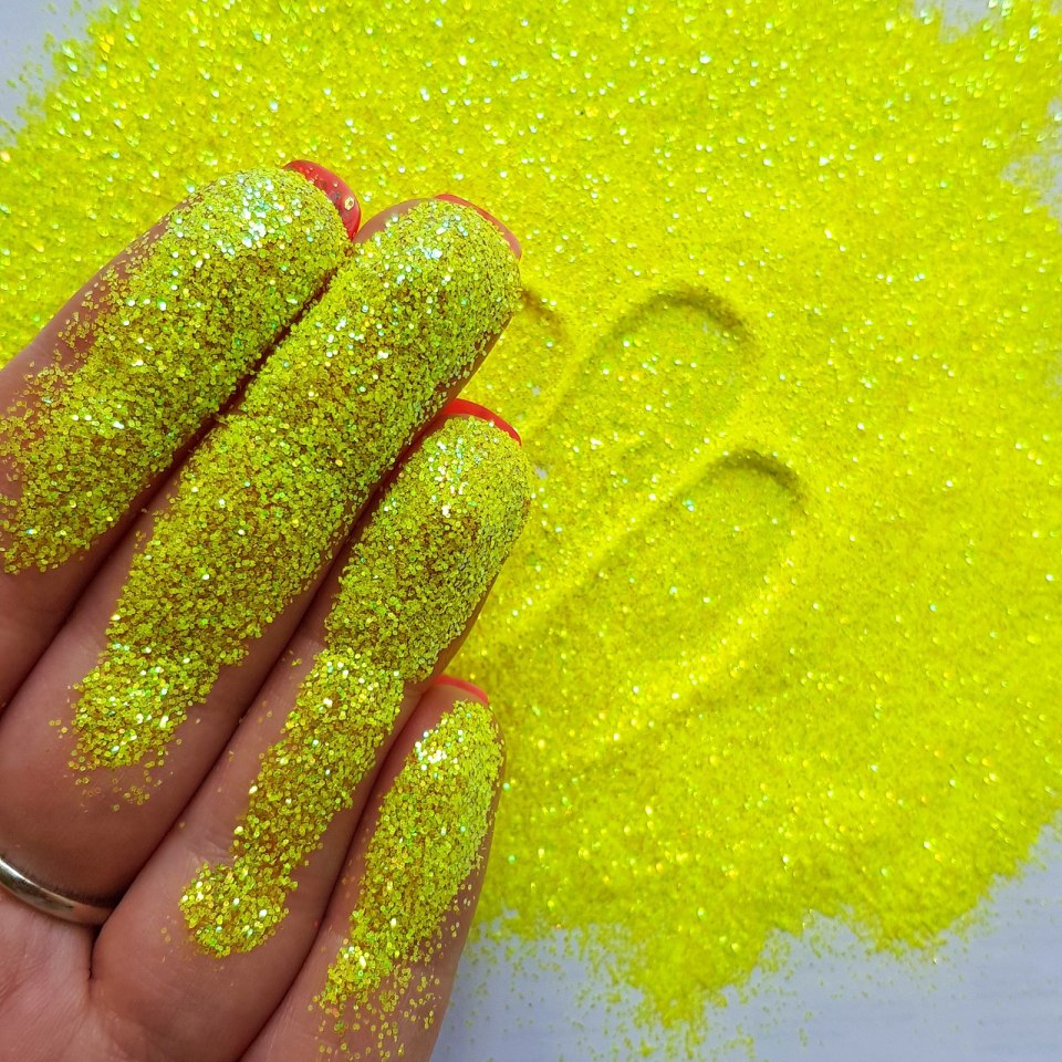Коралловый маникюр с блёстками