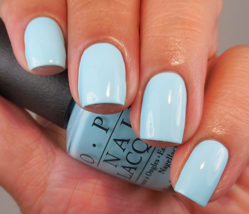 Маникюр пастельных тонов голубой