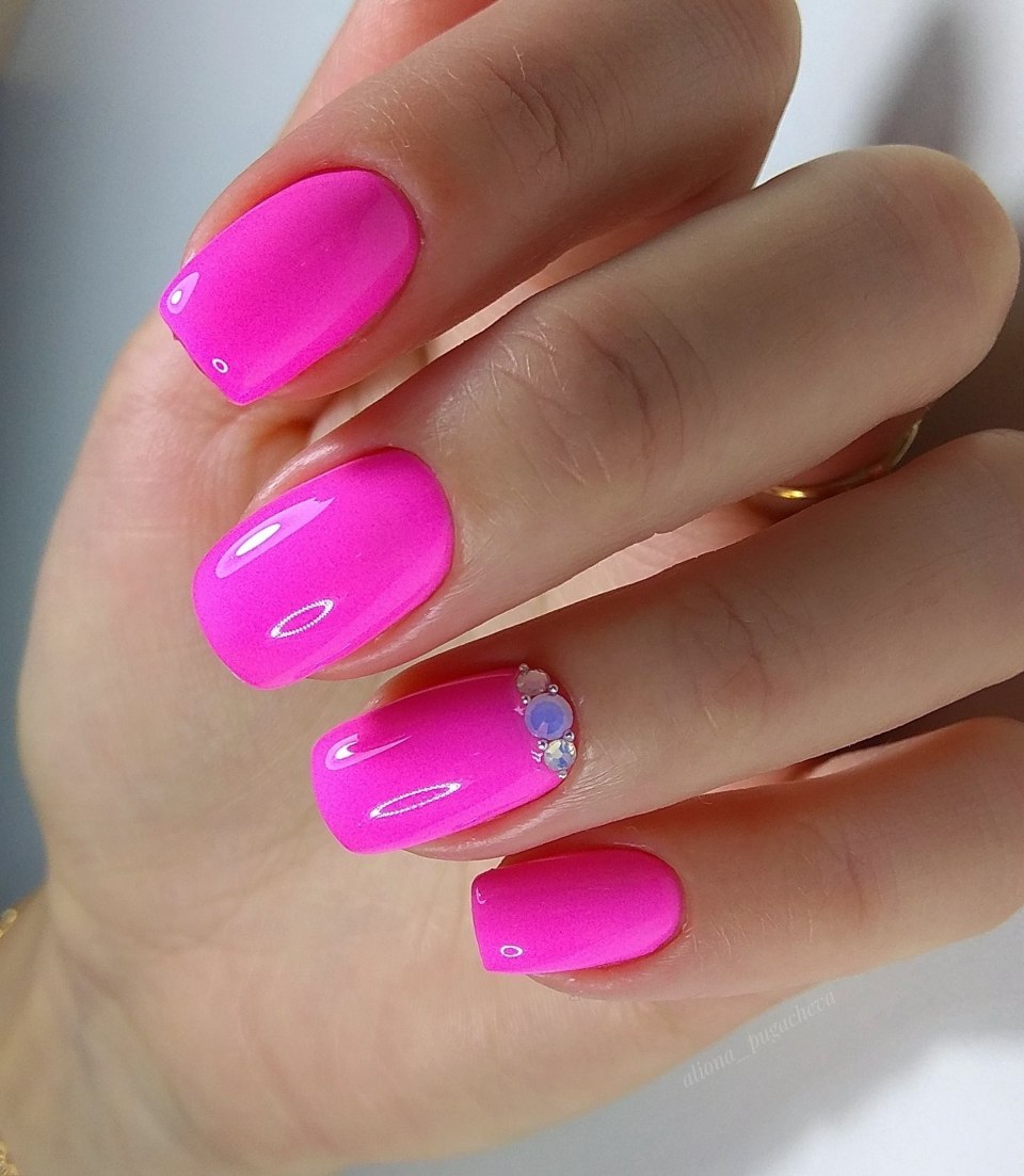 Розовые матовые ногти