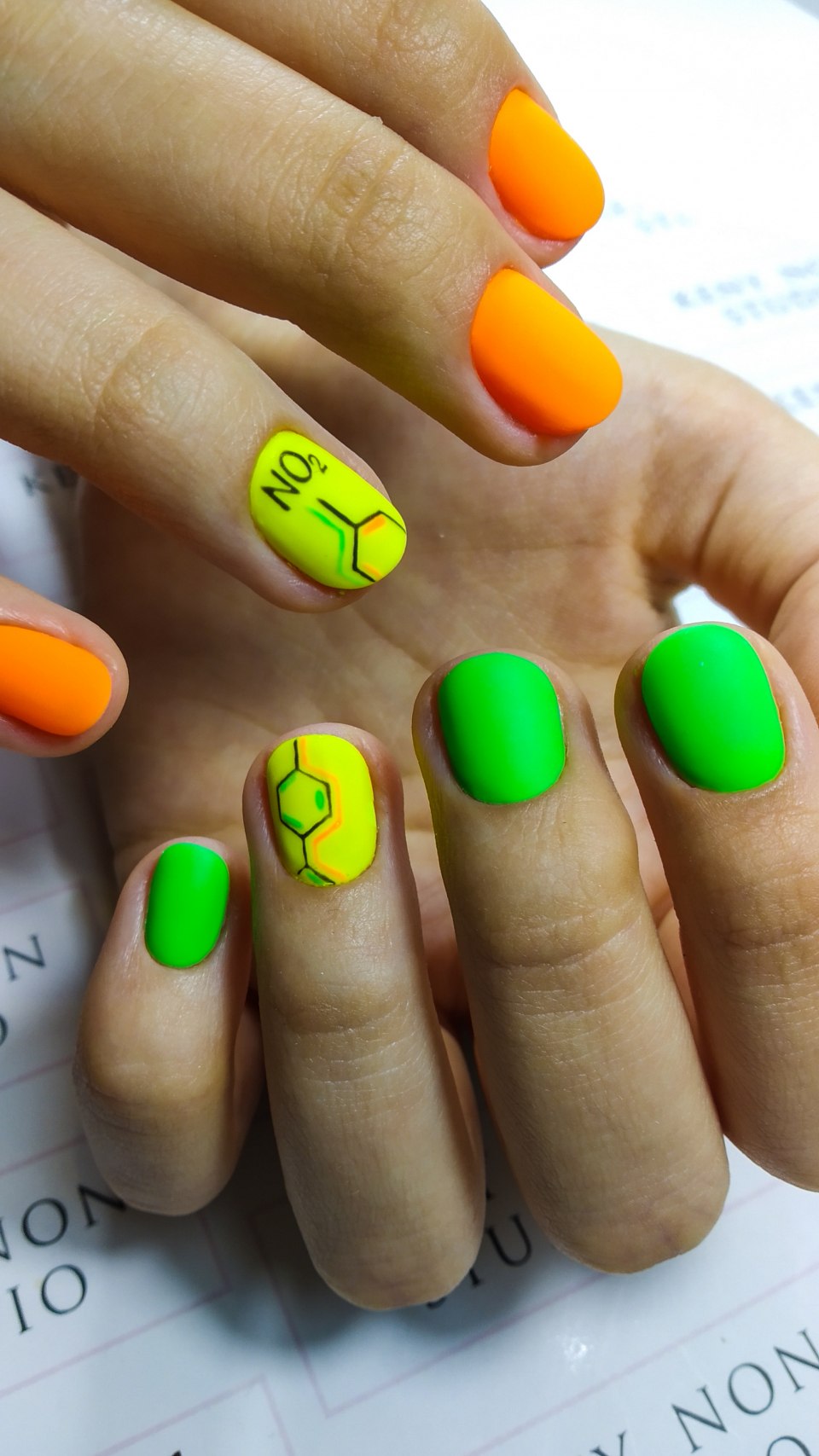 Розовый маникюр