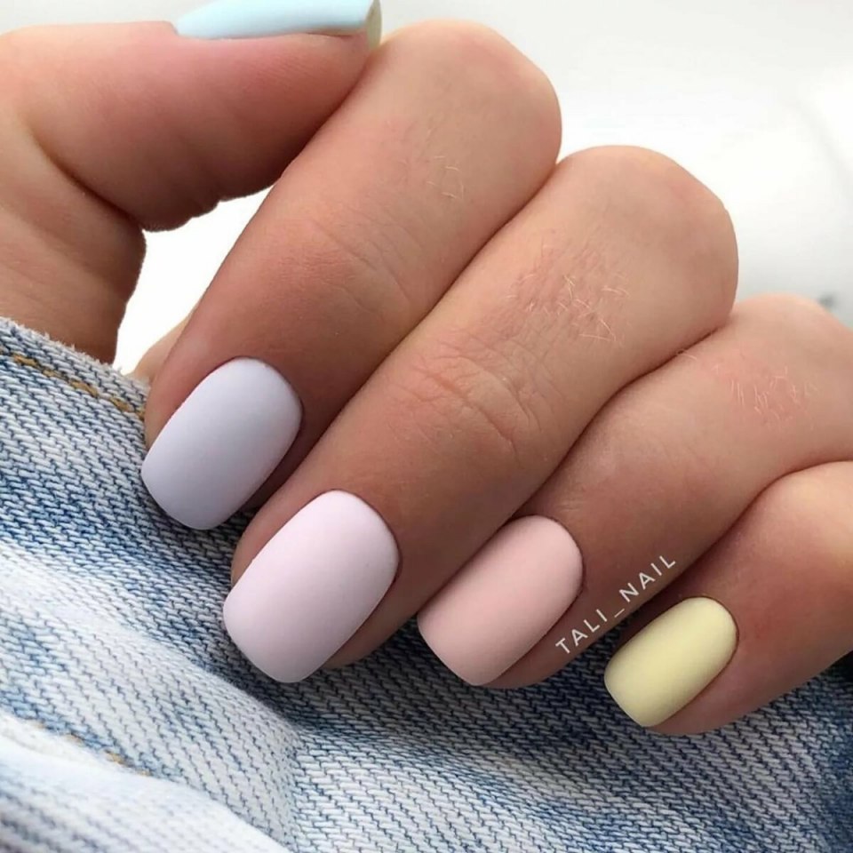 Фиолетовый маникюр с наклейками