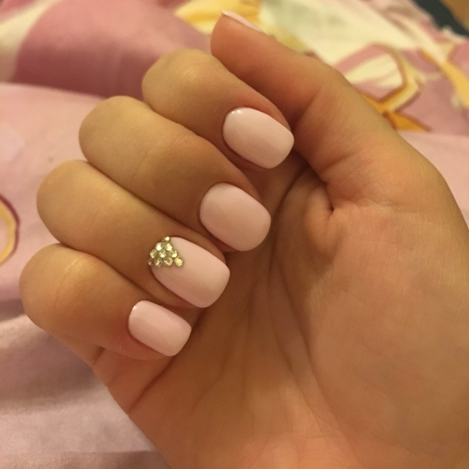 Нежный сиреневый маникюр