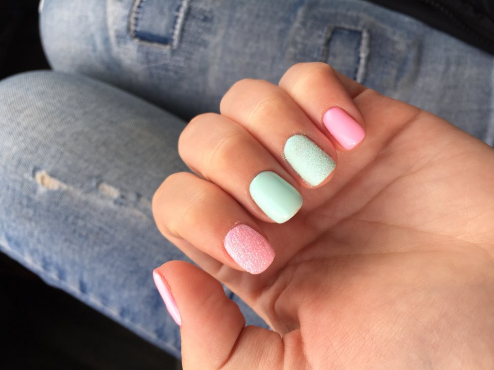 Матовые салатовые ногти