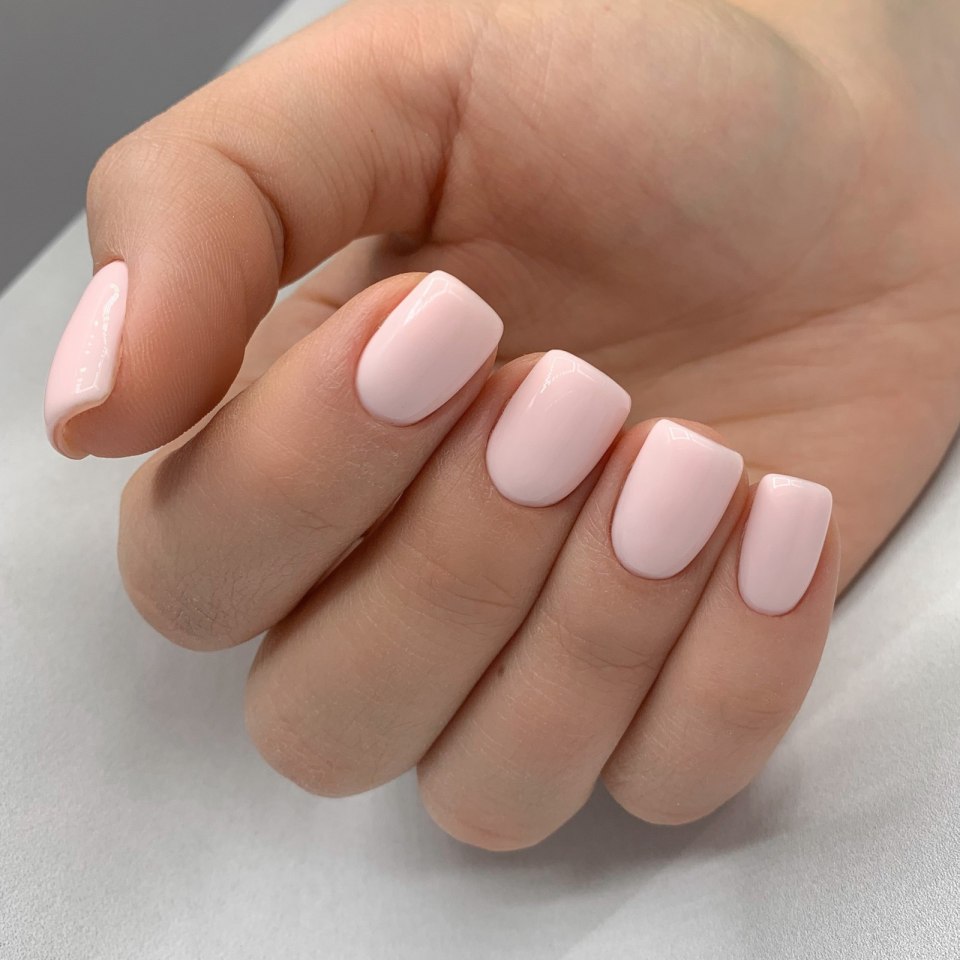 Однотонный маникюр на квадратную форму коротким ногтям
