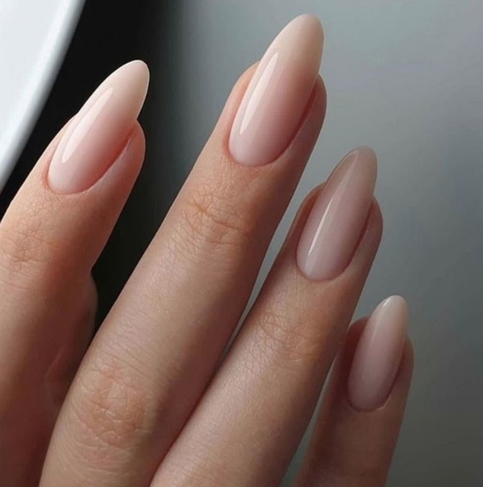 Розовый маникюр на овальных ногтях