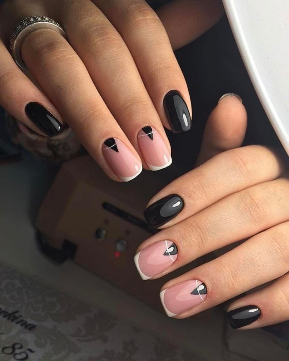 Черно бежевый маникюр на короткие ногти