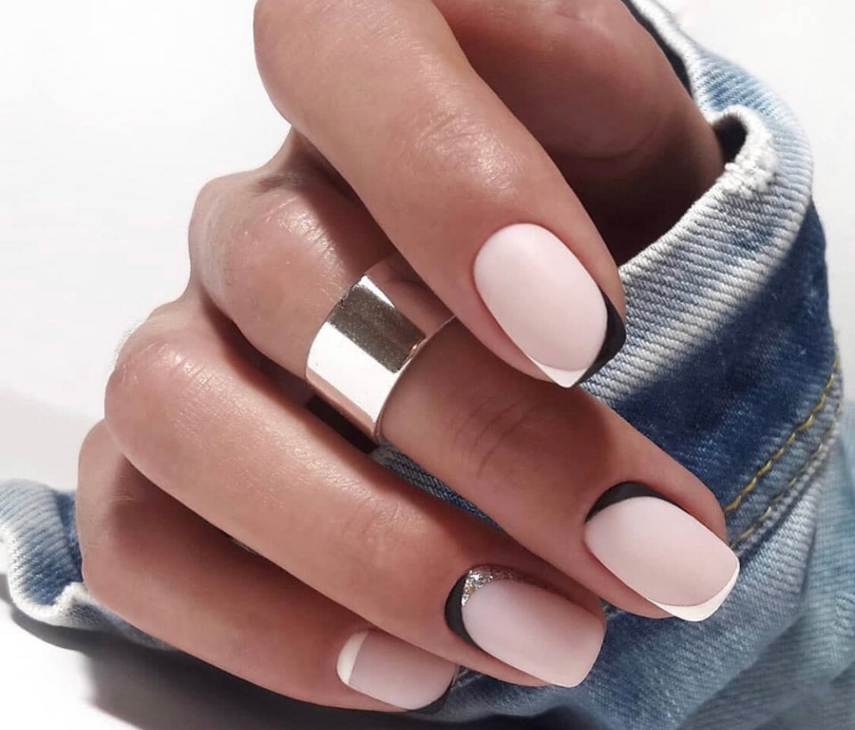 Маникюр с полоскочками