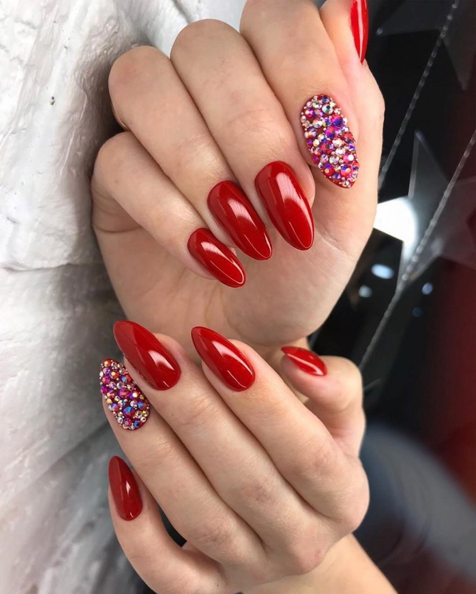 Красный маникюр со снежинками