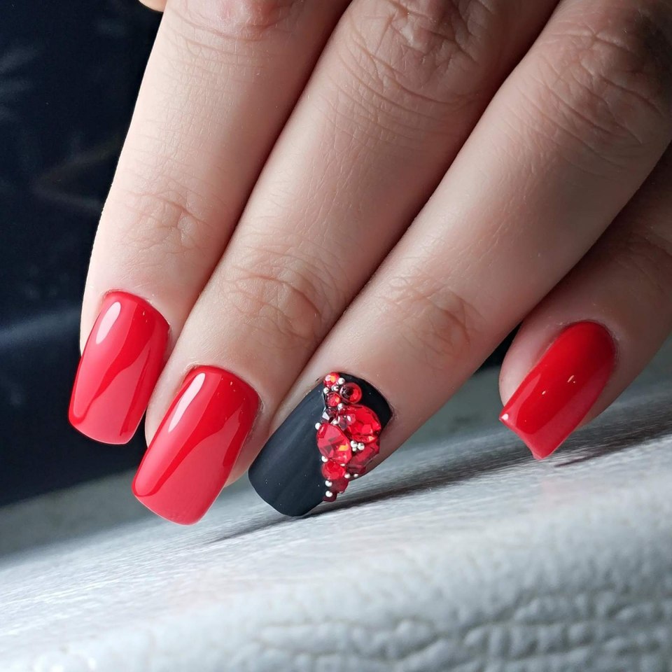 Красный маникюр с вензелями