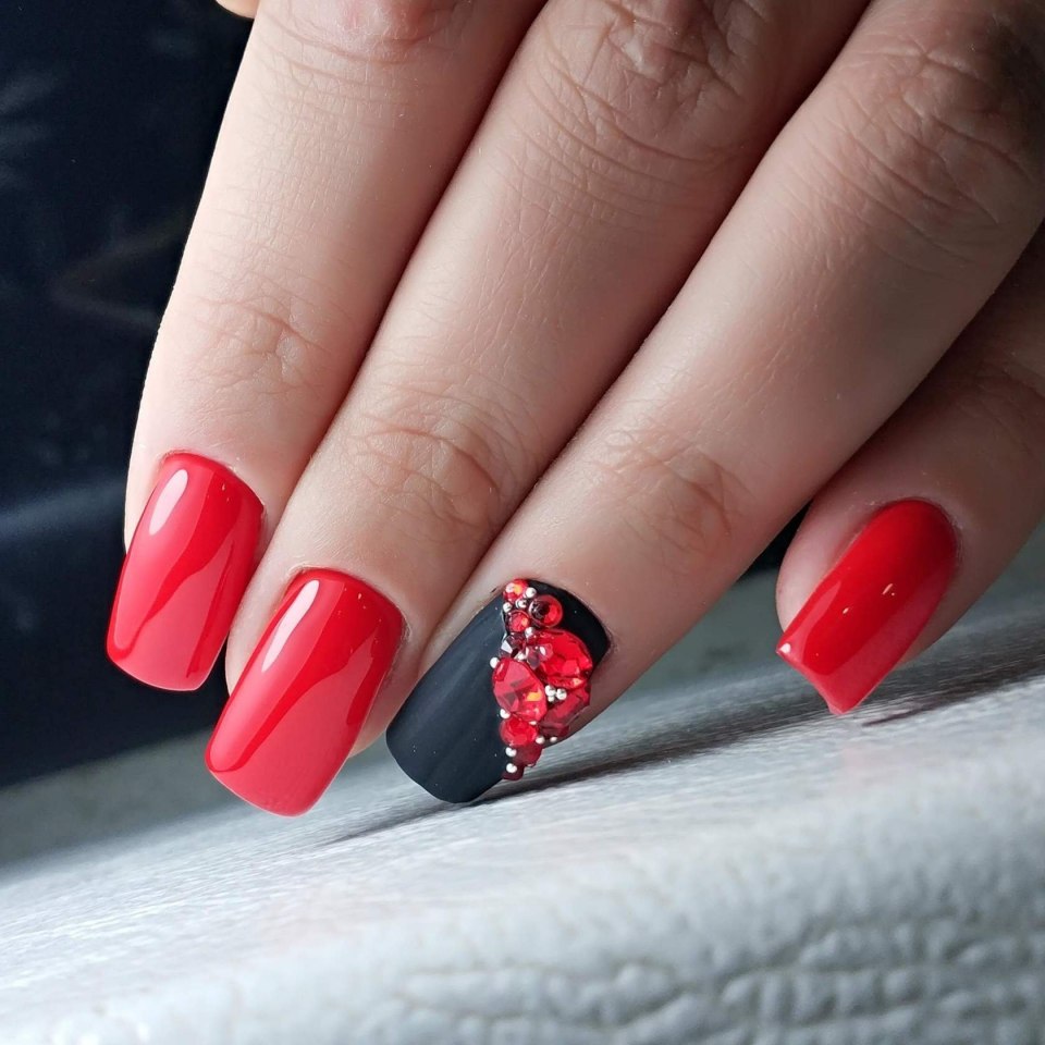 Красный маникюр на миндалевидных ногтях