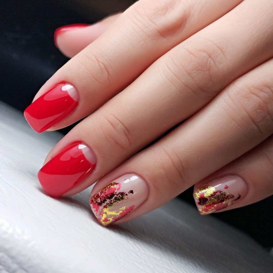 Красивый маникюр с красным лаком