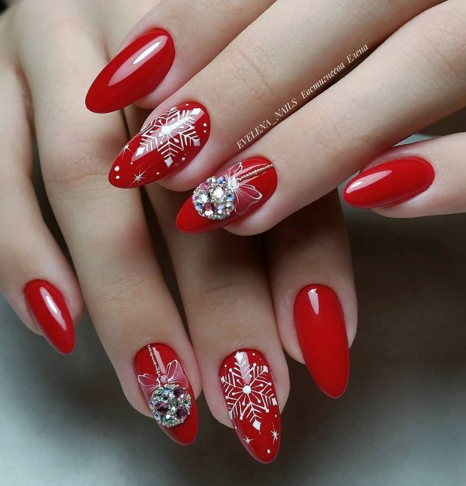 Новогодний маникюр красный френч