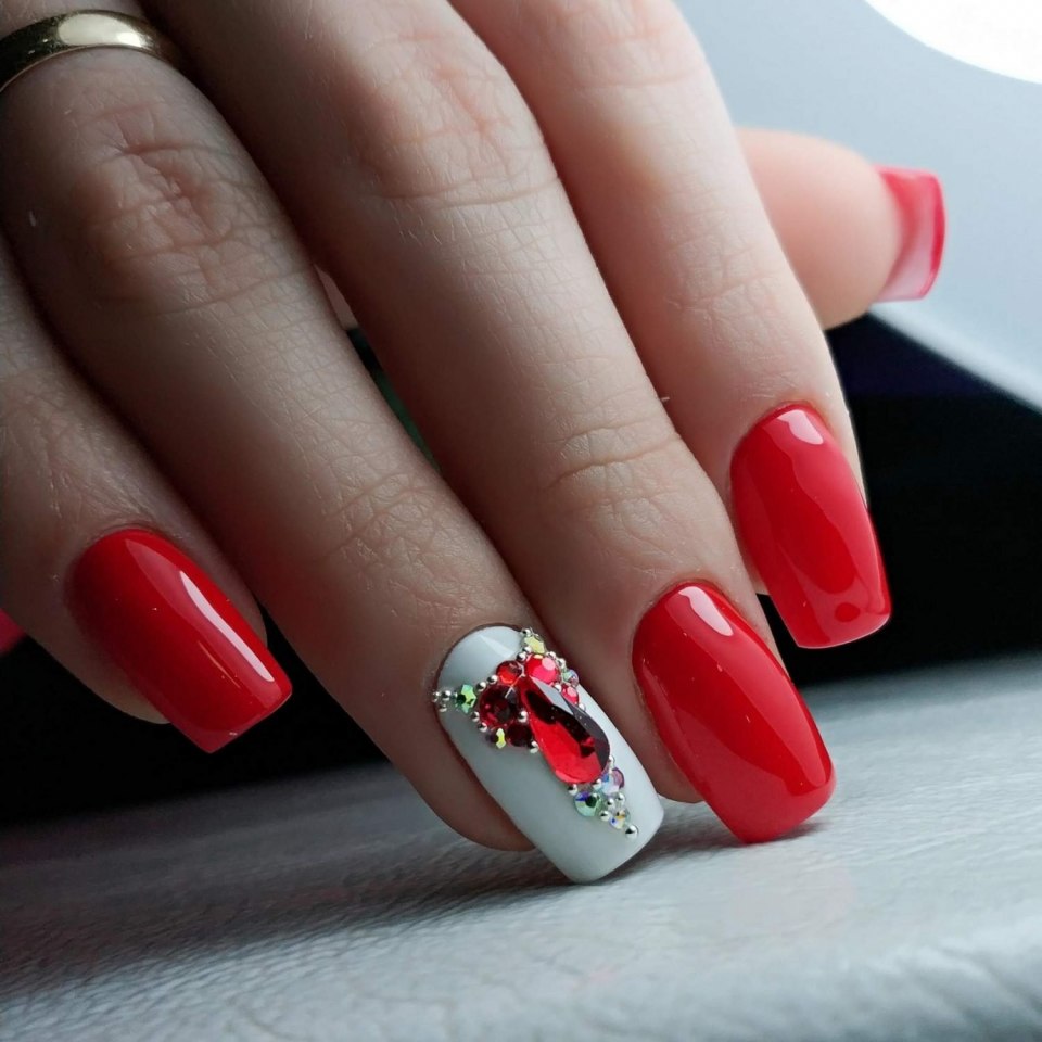 Красные ногти с втирклйх